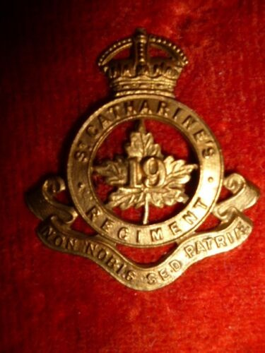 MM93 - 19th St. Catherine's Regiment Collar Badge   